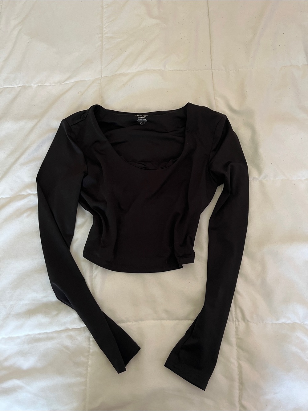 refuge Black Scoop-Neck Long Sleeve Crop Top